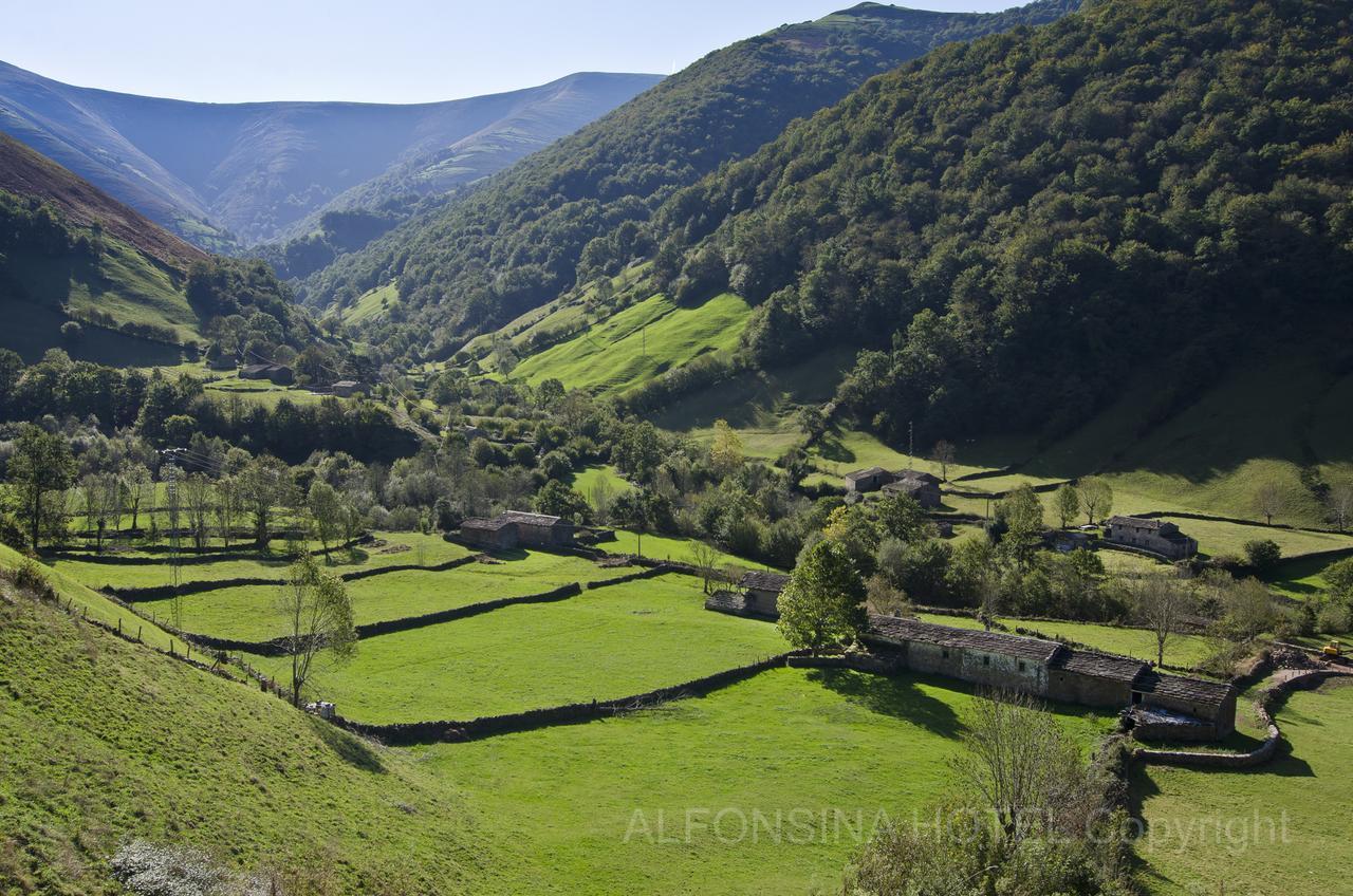 Hotel La Alfonsina Santibanez de Villacarriedo Bagian luar foto